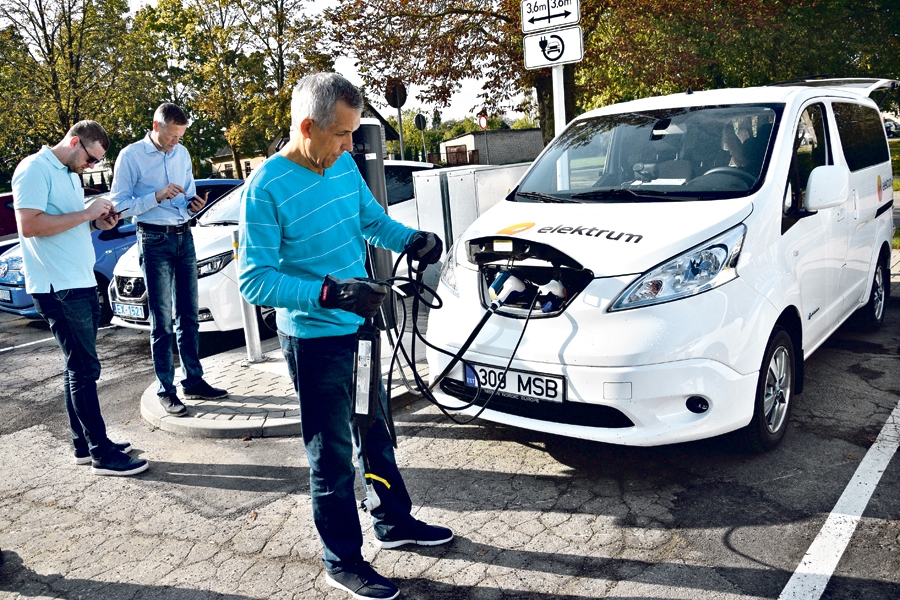 Arnis Bergs (priekšplānā), Bezizmešu mobilitātes atbalsta biedrības valdes priekšsēdētājs, iepazīstina ar elektroauto uzlādes iespējām.
Autors: Ivars Bogdanovs