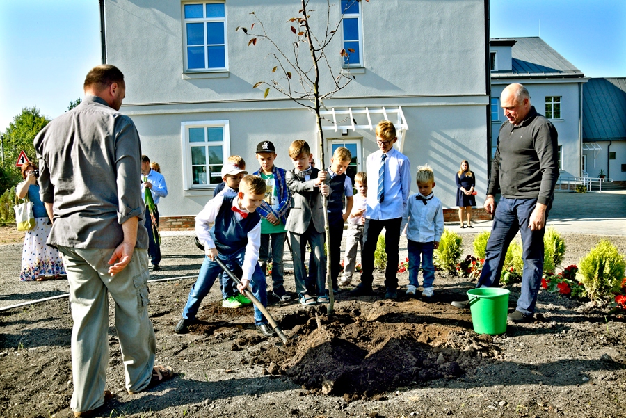 Bārbeles zēnu skolas simbols ir ābele. Šo augļu koku skaitu papildināja arī 3. septembrī.
Autors: Ivars Bogdanovs