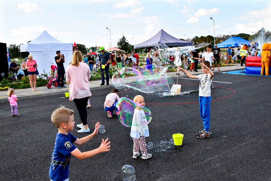Īslīces ielas un atpūtas laukuma atklāšanas svētkos lielākie prieki un izklaides bija sarūpētas bērniem.
Autors: Ivars Bogdanovs