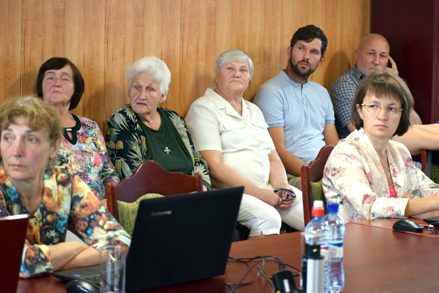 Vecumnieku iedzīvotāji 22. augustā apmeklēja domes sēdi, lai būtu klāt brīdī, kad tiek lemts par SIA «Mūsu saimnieks» siltumapgādes tarifa palielināšanu.
Autors: Žanna Zālīte