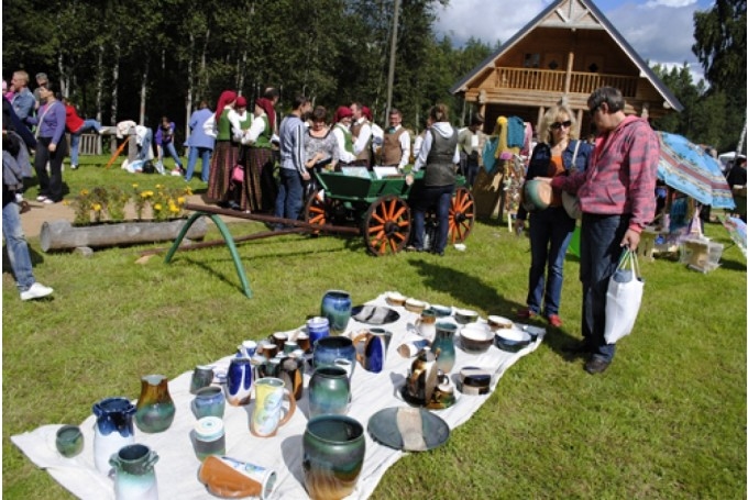 Svētkos Ausekļu dzirnavās allaž plašs amatniecības darinājumu piedāvājums.
Autors: no 