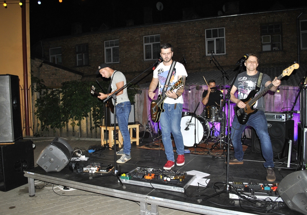 Grupa «ak69» Bauskas kultūras centra pagalmā prezentē jauno albumu «Nepieradināti». Uz skatuves Oskars Mustermanis, Agnis Beitāns, Jānis Hohbergs un Mārcis Pļaviņš.
Autors: Vilnis Auzāns