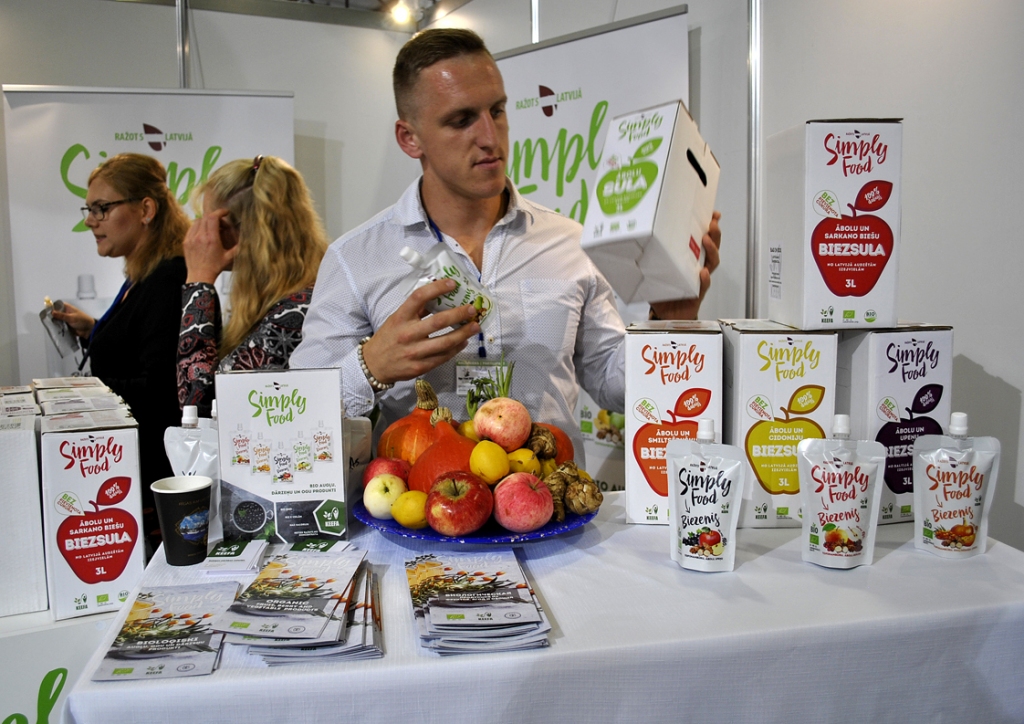 Uzņēmējs no Vecumniekiem Roberts Cešeiko piedāvā savu produkciju.
Autors: Vilnis Auzāns