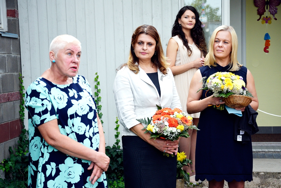 Atbalsta centra atklāšanā runā audžuģimeni pārstāvošā Lilita Seržāne (no kreisās), centra vadītāja Irēna Kalniņa, psiholoģe Marta Kubliņa un Latvijas SOS bērnu ciematu asociācijas direktore Ilze Paleja.
Autors: Ivars Bogdanovs