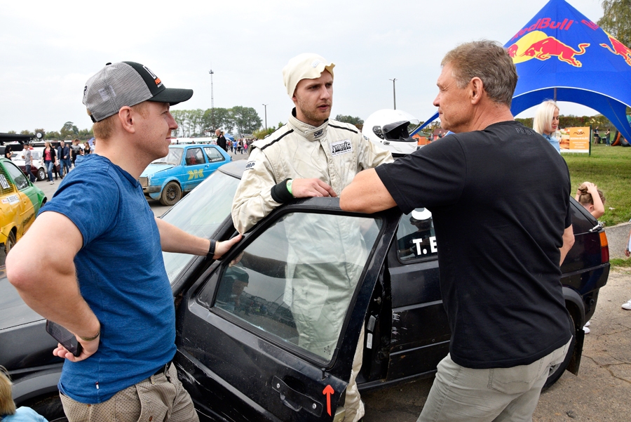 Tomam Edušam (centrā) pirms ugunskristībām – pirmajām sacensībām – padomus sniedz pieredzējušie autobraucēji Māris un Pēteris Neikšāni.
Autors: Ivars Bogdanovs