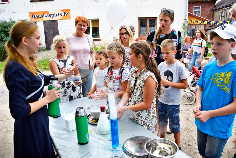 Veterinārās aptiekas «Cortex» pagalmā tika rīkoti ķīmijas un fizikas eksperimenti, no kuriem vecāki nespēja atraut savus pusaugu bērnus.
Autors: Ivars Bogdanovs