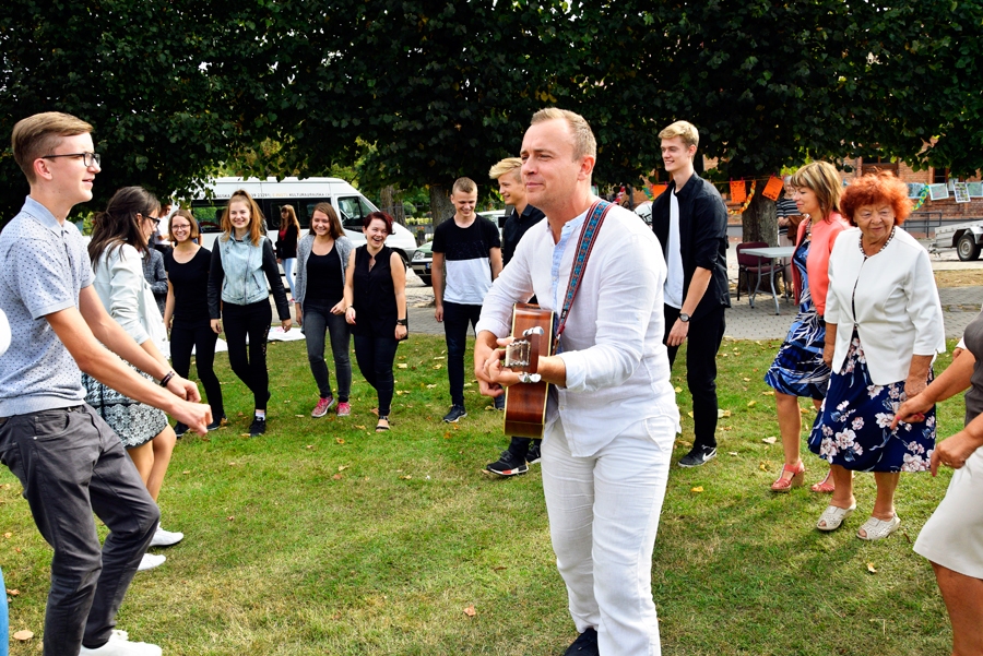 Enriko Podnieks (ar ģitāru) kopā ar skolu jauniešiem un pedagogiem Dzejas dienā Saules dārzā.
Autors: Ivars Bogdanovs
