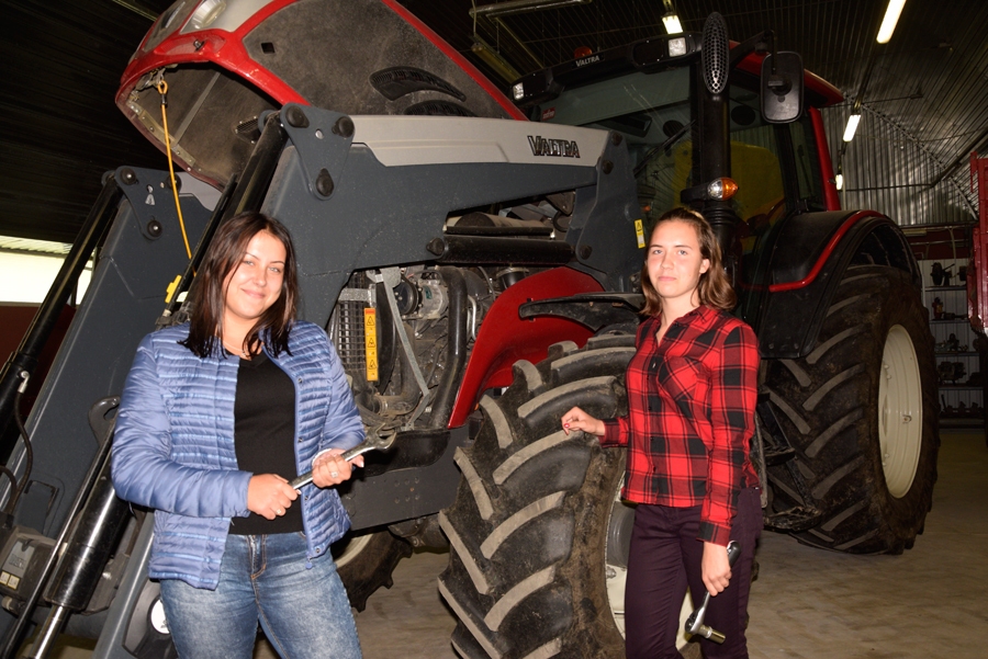 Audzēknes Signe Zumenta (no labās) un Renāte Zāle orientējas arī traktortehnikā.
Autors: Ivars Bogdanovs
