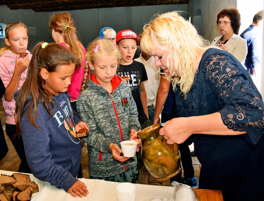 Signe Samsone muzeja viesus cienā ar tēju.
Autors: Ivars Bogdanovs