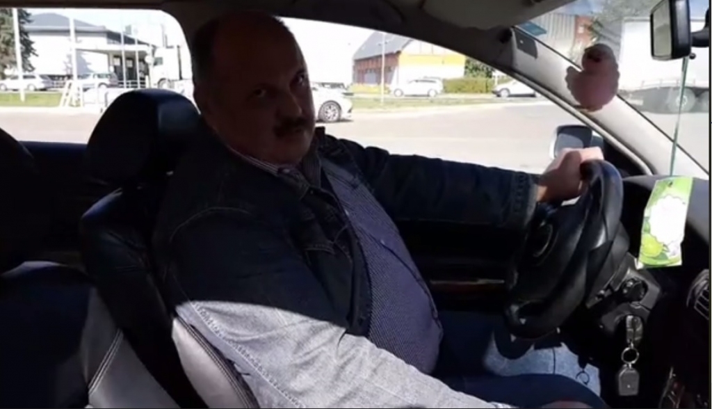 Televīzijas «TV3» raidījums «Bez tabu» Bauskā pieķēris partijas «Saskaņa» Saeimas deputāta kandidātu un Bauskas novada deputātu Andri Arcimoviču braucam ar automašīnu, kurai tehniskā apskate pēdējo reizi veikta 2013. gadā.