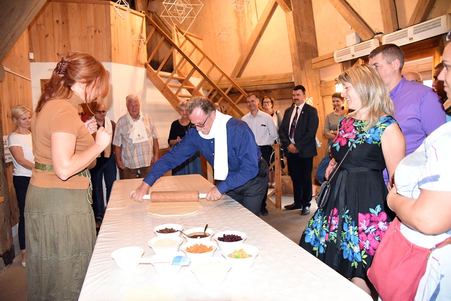 Uldis Kolužs pieliek savu roku, lai taptu pasākuma dalībnieku kopīgi gatavots kliņģeris.
Autors: Uldis Varnevičs