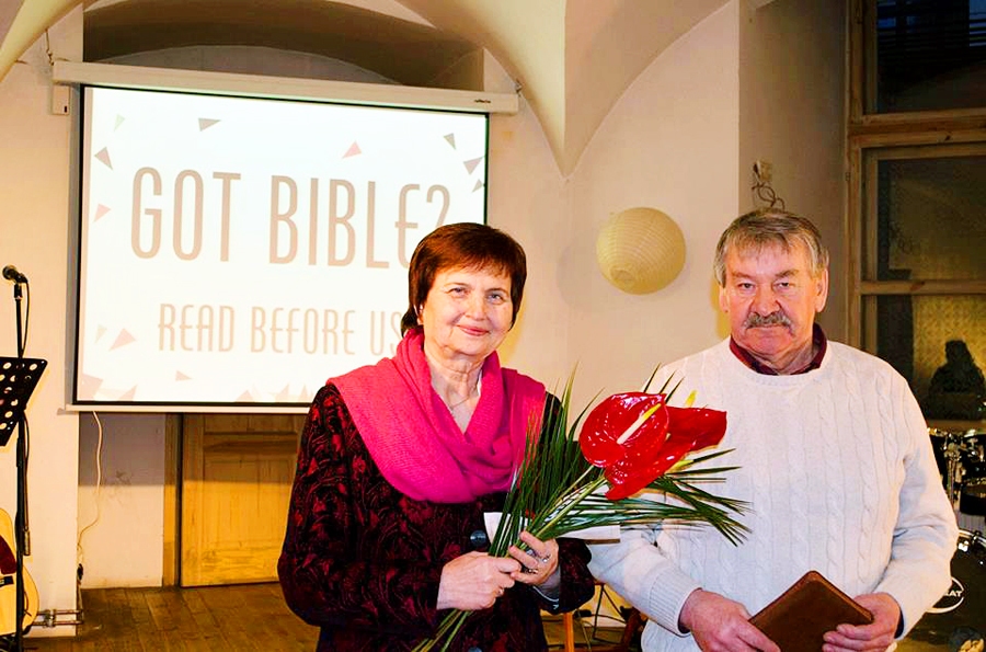 Valija un Ādolfs Reinicāni Pāru Bībeles čempionātā 2015. gada 14. februārī Rīgas Vecajā Svētās Ģertrūdes baznīcā.
Autors: no albuma