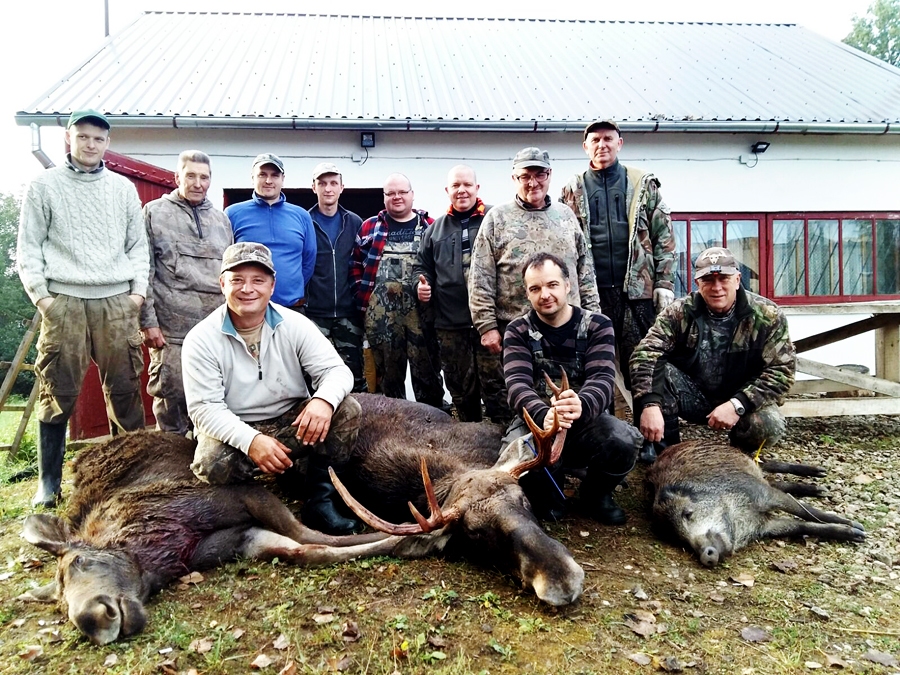 Medību kolektīvs «Irši». Vienas no veiksmīgākajām kolektīva gaides medībām 2016. gadā Skaistkalnes pagastā. Pirmajā rindā no labās – biedrības valdes priekšsēdētājs Aigars Starodubcevs.
Autors: no albuma