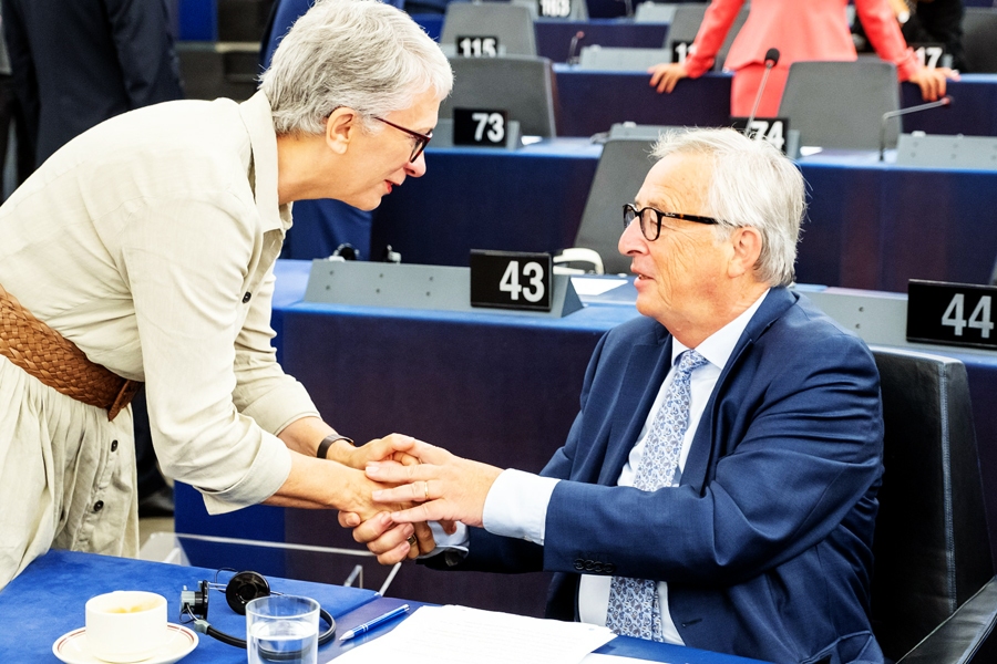 Eiropas Parlamenta deputāte no Latvijas Sandra Kalniete sveic Žanu Klodu Junkeru pēc viņa ziņojuma sesijā Strasbūrā.
Autors: Eiropas Parlamenta oficiālie preses foto