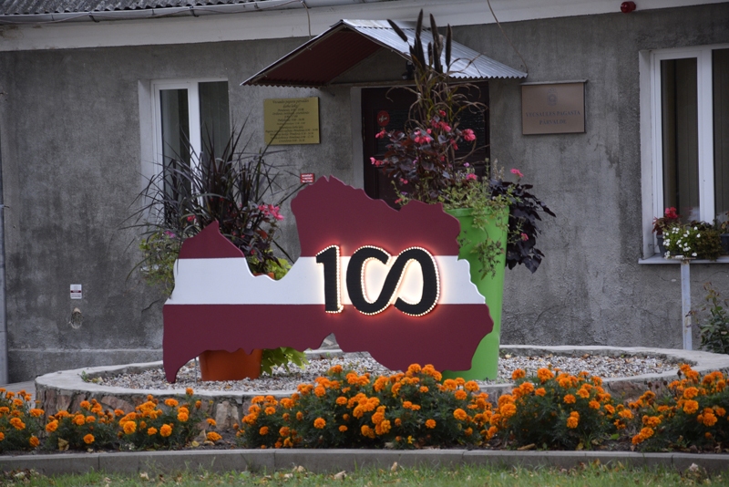 Vecsaules pagastmāju rotā Latvijas simtgadei veltīts dekors.
Autors: Ivars Bogdanovs