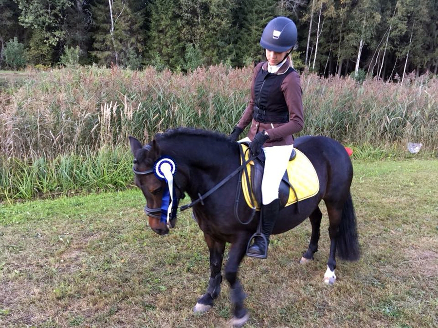 Nikola Marčenkova ar Džoniju izcīnīja trešo vietu «Jauno jātnieku skolas» turnīru kopvērtējumā.
Autors: no V. Marčenkovas albuma