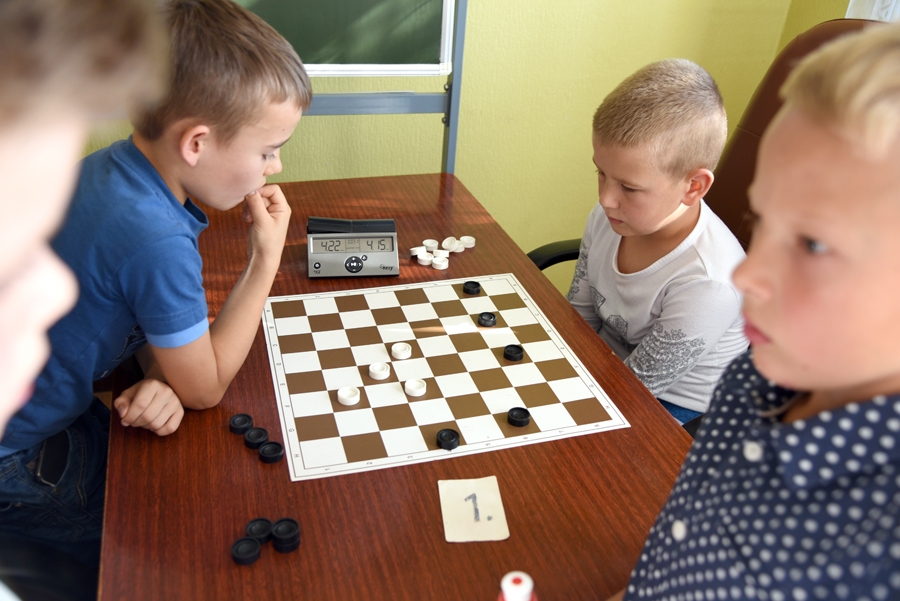 Pārliecinoši labākie jaunās paaudzes dambretisti Bauskas novadā pašlaik ir Roberts Maikūns (no kreisās) un Renārs Staškevics.
Autors: Uldis Varnevičs