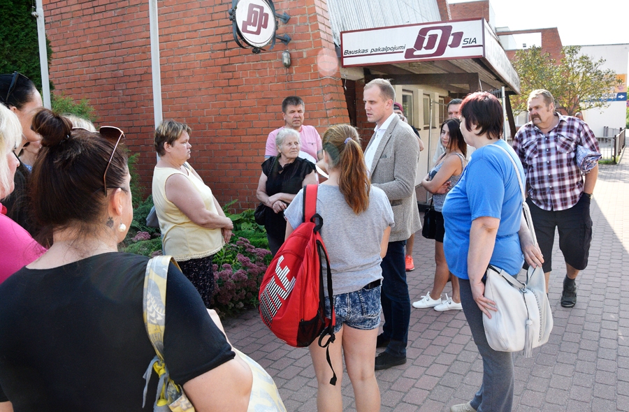 SIA «Bauskas pakalpojumi» darbinieki un klienti tiekas ar jauno īpašnieku – SIA «EMAN» – pārstāvi Tomu Augustānu.
Autors: Ivars Bogdanovs