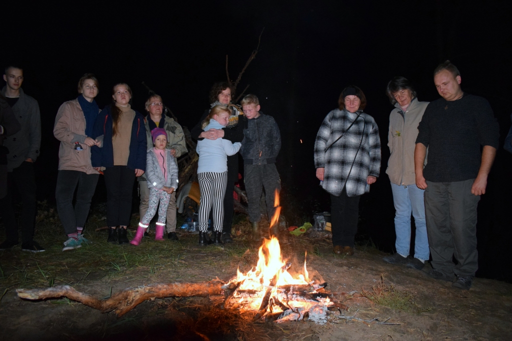 Zvirgzdes kāpā kuplā skaitā pulcējās tie, kuri vēlējās stiprināt baltu pēcteču tautu garīgo saikni, tuvināt baltu valodās runājošos un apliecināt savu esību un spēku.
Autors: Žanna Zālīte