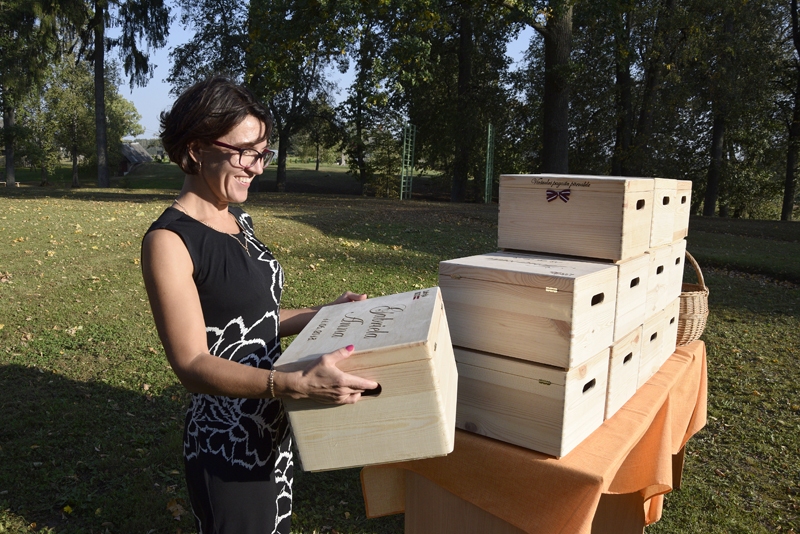 Vecsaules pagasta pārvaldes vadītāja Līga Vasiļauska rāda mantu kārbas, kuras uzdāvinātas visiem pagastā deklarētajiem simtgades bēbīšiem.
Autors: Ivars Bogdanovs