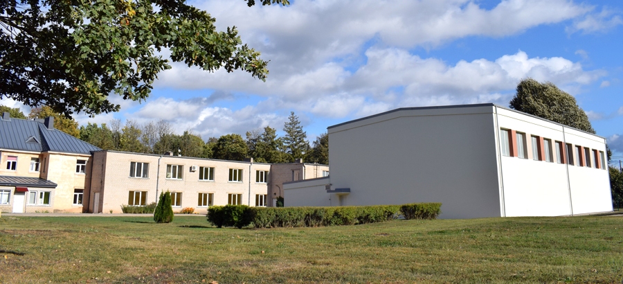 Vecumnieku vidusskolas ēkas pārbūves rezultātā sporta zāles galā (no labās) uz katlumājas pusi taps piebūve. Tajā plānots izvietot vairāk nekā 20 klašu telpas, vairākus kabinetus, laboratorijas, bibliotēku, garderobes, aktu zāli ar 420 vietām, ēdināšanas bloku un ēdamzāli, atpūtas vietas un citas telpas.
Autors: Žanna Zālīte