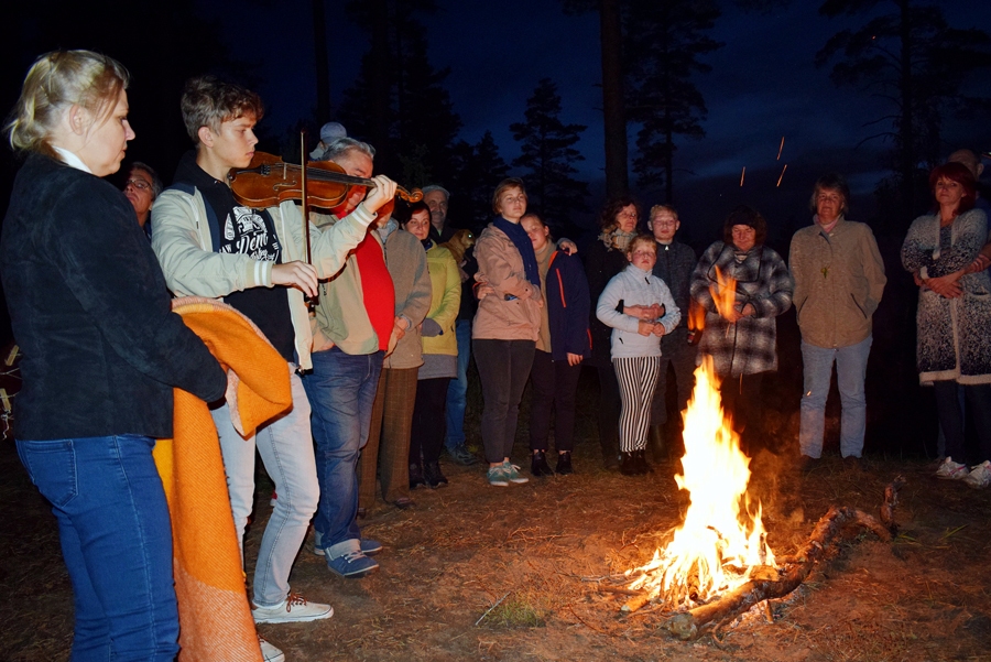 Zvirgzdes kāpā kuplā skaitā pulcējās tie, kuri vēlējās stiprināt baltu pēcteču tautu garīgo saikni, tuvināt baltu valodās runājošos un apliecināt savu esību un spēku.
Autors: Žanna Zālīte