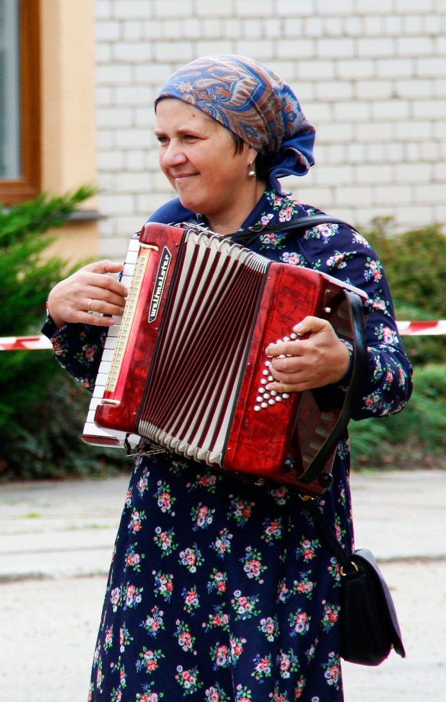 Kristīne Karele, «Tarkšķu» vadītāja, muzicē Misā.
Autors: Alise Dreimane