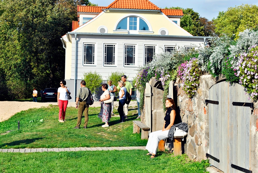 Apmeklētājus priecē Berķenes muižā paveiktais.
Autors: Ruta Keiša