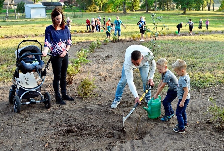 Andris Treilībs stāda simtgades ozolu savai ģimenei, arī šogad dzimušajam Akselam.
Autors: Ivars Bogdanovs