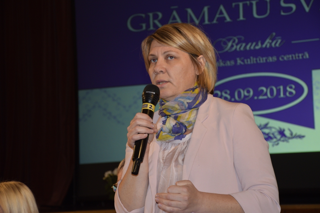 Veselības ministrijas valsts sekretāra vietniece Daina Mūrmane sanākušajiem Grāmatu svētku apmeklētājiem solīja pārmaiņas - ātrā palīdzība no nākamā gada vairs nebrauks garām Bauskas slimnīcai.
Autors: Ivars Bogdanovs