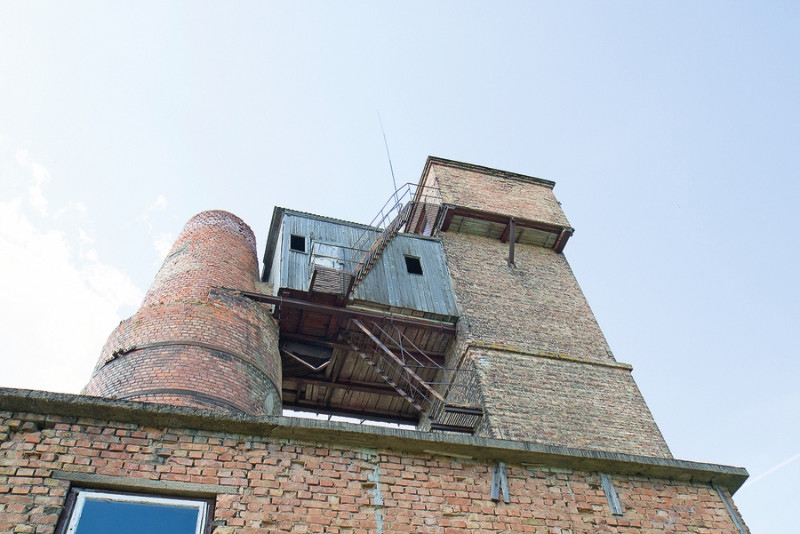 Vairākus gadus cepļa fotogrāfijas varēja apskatīt internetā – bija izlikts pārdošanai. Ķieģeļu ražošana tur sākta jau hercoga Jēkaba laikā.Ļoti daudzi, iespējams, brauca un skatījās, apbrīnoja to vērienu un jaudu, bet ko tu darīsi ar torni, kas ir 31 metra augstumā, un māju, kurai iet cauri diviem stāviem tikpat augsts skurstenis?

Mūziķis Igo iecerējis to veidot par mākslas un mūzikas centru, mākslinieku rezidenci un izmantot arī privāti dzīvošanai.
Autors: la.lv