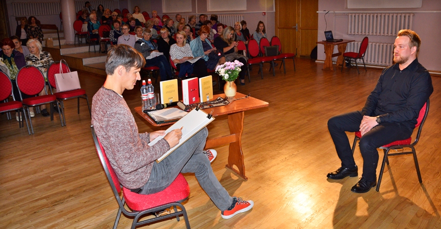 Skatītāju acu priekšā Gatis Šļūka zīmē Bauskas Centrālās bibliotēkas datortīkla administratora Jāņa Baloža draudzīgu šaržu.
Autors: Ivars Bogdanovs