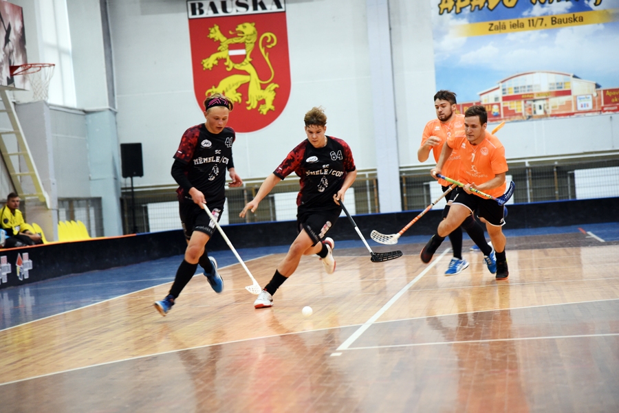 Florbola vienībā «SC «Mēmele»/Code» (melnajos tērpos) šogad lielākais svars uz Bauskas novada Bērnu un jauniešu sporta skolas audzēkņu pleciem.
Autors: Uldis Varnevičs