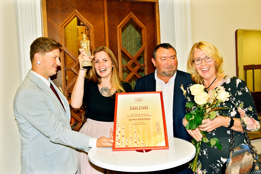 Almas Bērziņas ģimene – palīgi un balsts – vīrs Salvis Bērziņš un vecāki Viktors un Olita Spangeri «Sējējs 2018» sarīkojumā.
Autors: Ivars Bogdanovs