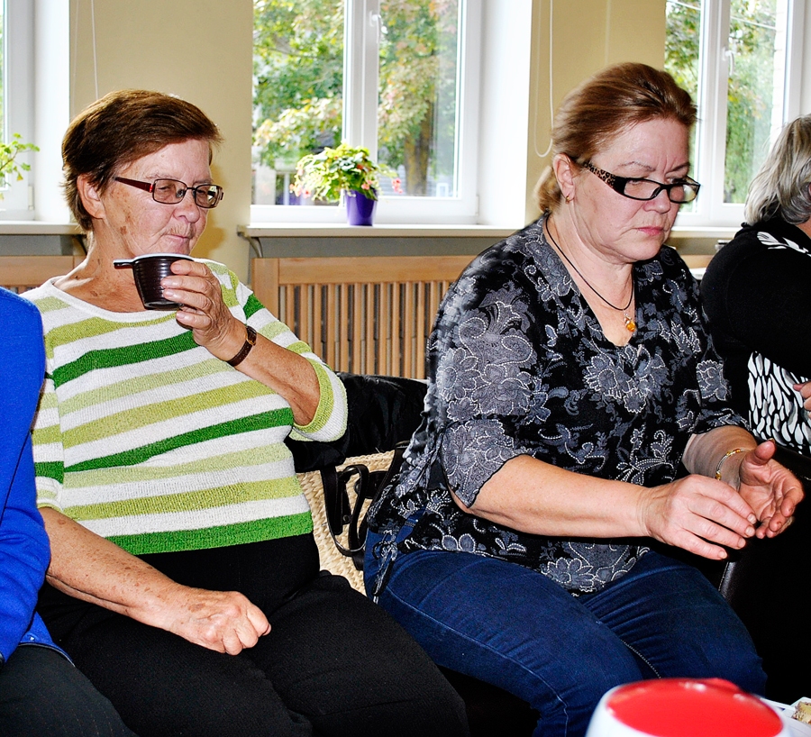 Bērsteliete Daina Abace (no kreisās) atklāja tomātu un mocarellas siera salātu, kā arī līdzi atnesto konservēto gurķu recepti. Līdzās sēdošajai Valentīnai idejas maltītei labāk patīk smelties no avīzēm un žurnāliem.
Autors: Indra Vētra