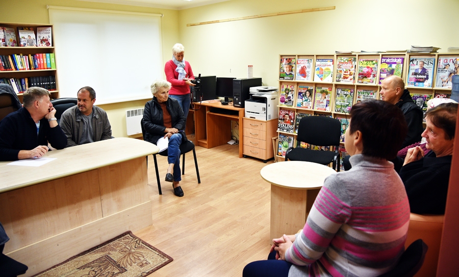 Zālītes bibliotēkā Iecavas novada vadība tikās ar Zālītes ciema iedzīvotājiem.
Autors: Uldis Varnevičs