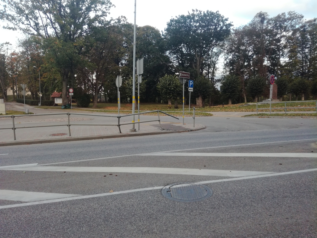 Bauskā, pie Mūsas tilta, ceļa barjerās svētdienas naktī ietriecās automašīna «Opel Astra Caravan» .
Autors: Uldis Varnevičs