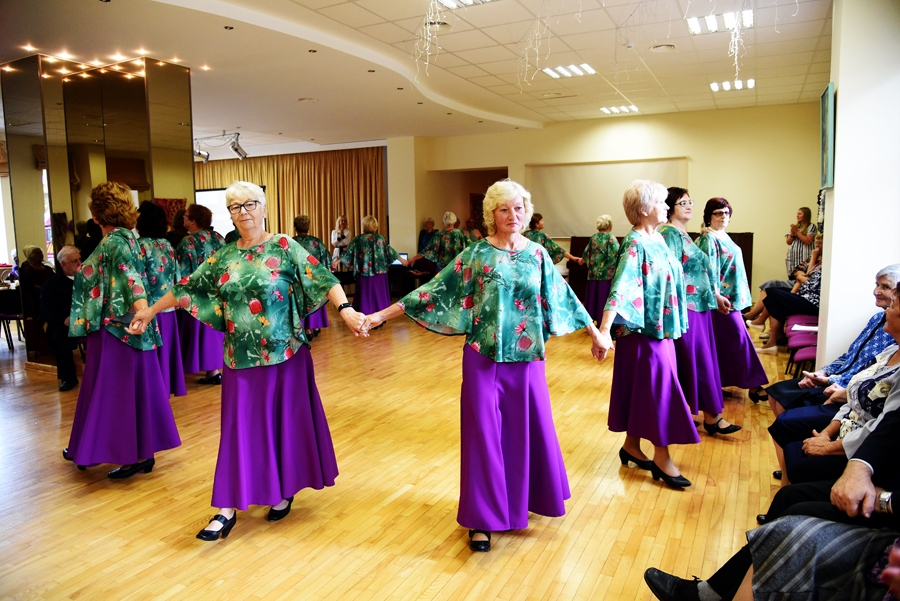 Senioru deju grupa «Kamenes» rādīja jaunos tērpus.
Autors: Uldis Varnevičs