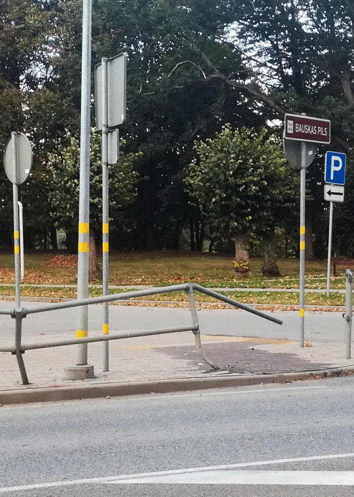 Bauskā, pie Mūsas tilta, ceļa barjerās svētdienas naktī ietriecās automašīna «Opel Astra Caravan».
Autors: Uldis Varnevičs