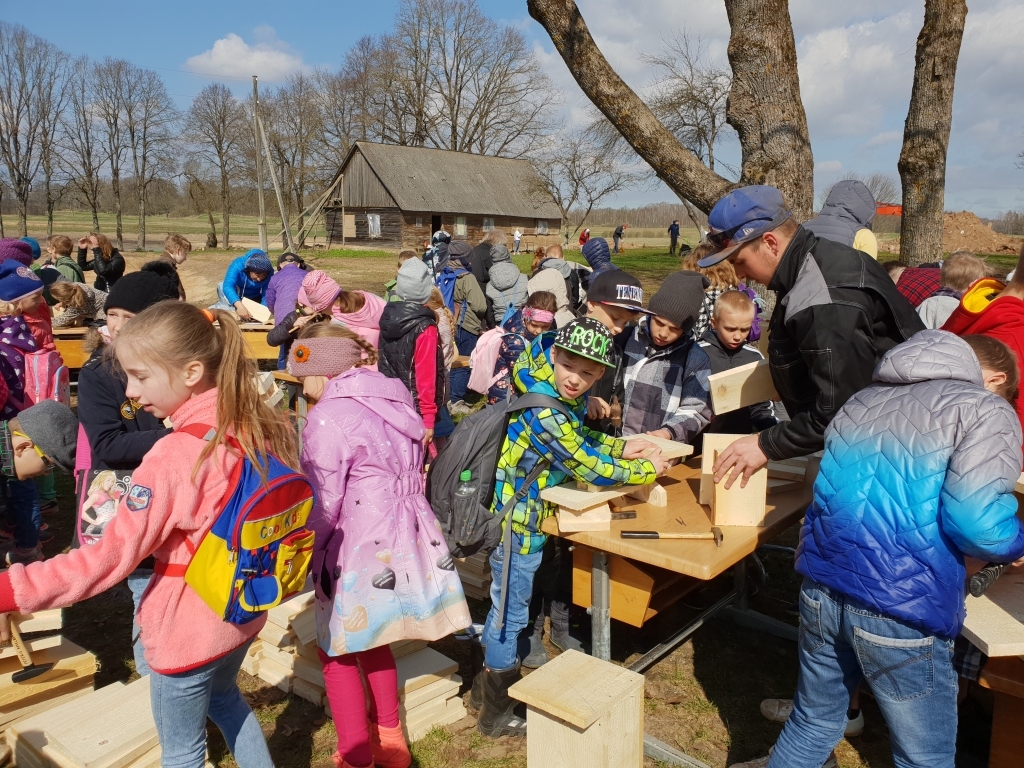 Šogad aprīlī  Bārbeles skolas pagalmā norisinājās Putnu diena, kuras laikā no sagatavēm tapa 100 putnu būrīši, kurus izvietoja izglītības iestādes teritorijā augošajos kokos.
Autors: No arhīva.