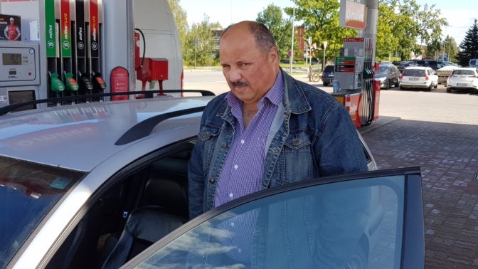 Bauskas novada domes deputāta Andra Arcimoviča īpašumā ir 1998. gada “Volkswagen Passat” spēkrats, kam tehniskā apskate pēdējo reizi veikta 2013. gadā. Vietējie iedzīvotāji bija pamanījuši un ziņoja TV 3 raidījumam «Bez Tabu», ka tas deputātam nav šķērslis, lai pārkāptu likumu un ar šo spēkratu piedalītos satiksmē.
Autors: skaties.lv