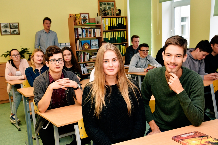 Iecavas vidusskolas 12. klašu audzēkņi Hugo Huberts Puriņš (priekšplānā no labās), Eva Ķeruže un Toms Šteinbergs aicina ikvienu sestdien aiziet uz vēlēšanu iecirkni un nobalsot.
Autors: Ivars Bogdanovs