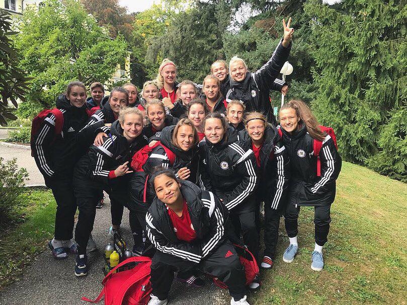 Baušķeniece Renāte Gaugere (pēdējā rindā vidū), kas spēlē FK «Iecava» sieviešu futbola klubā, šonedēļ kopā ar Latvijas U19 izlasi atrodas Austrijā, kur aizvada Eiropas čempionāta kvalifikācijas spēles.
Autors: No albuma.