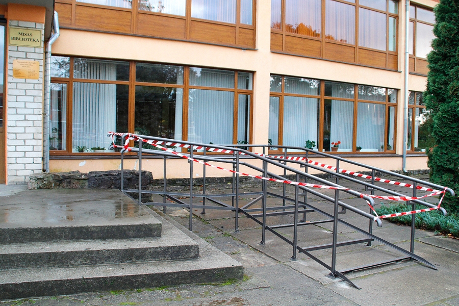 Vēlēšanu iecirknī Misā sestdien ratiņkrēslos varēs nokļūt pa topošo uzbrauktuvi.
Autors: Alise Dreimane