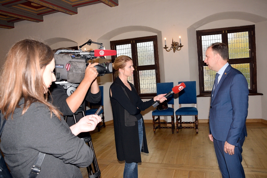 Lietuvas veselības ministru Aurēliju Verigu Bauskas Rātsnamā intervē TV3 komanda.
Autors: Ivars Bogdanovs