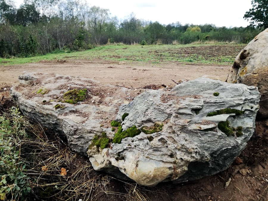Budbergas laukakmens. No tā tiek veidots piemineklis represēto ļaužu piemiņai.
Autors: no draudzes arhīva