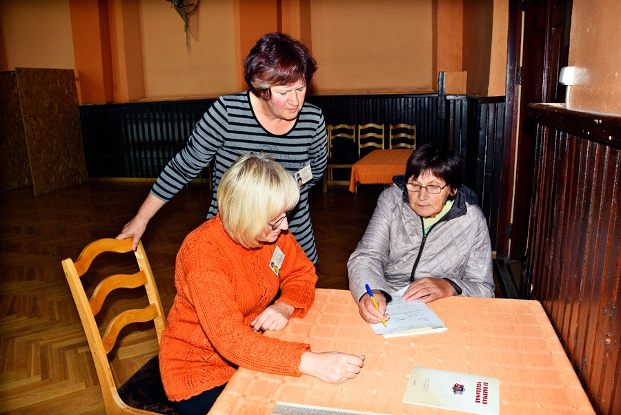 Vēlēšanu komisijas locekles Inese Žukauska (no kreisās) un Sandra Upīte skaidro Svitenes iedzīvotājai Dacei Janjonei, kā aizpildīt pieteikumu, lai varētu nobalsot mājās.
Autors: Ivars Bogdanovs