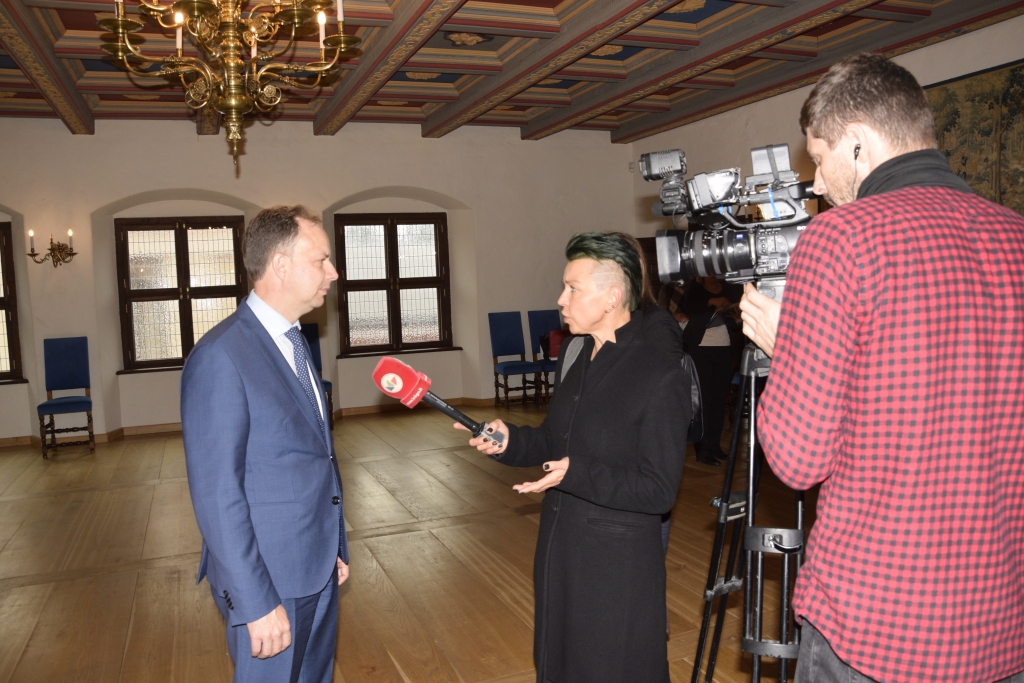 Lietuvas veselības ministru Aurēliju Verigu Bauskas Rātsnamā intervē TV3 žurnāliste.
Autors: Ivars Bogdanovs