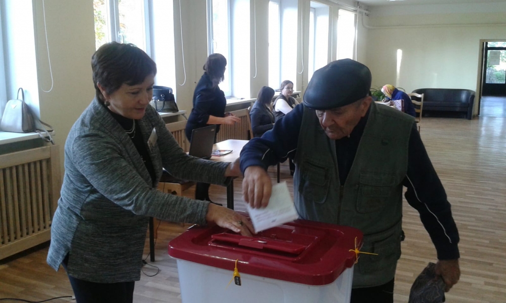 Inta Poča, iecirkņa vēlēšanu komisijas vadītāja, un vēlētājs Jānis Starts iecirknī Viesturu pagasta pārvaldē Rundāles novadā.
Autors: bauskasdzive.lv