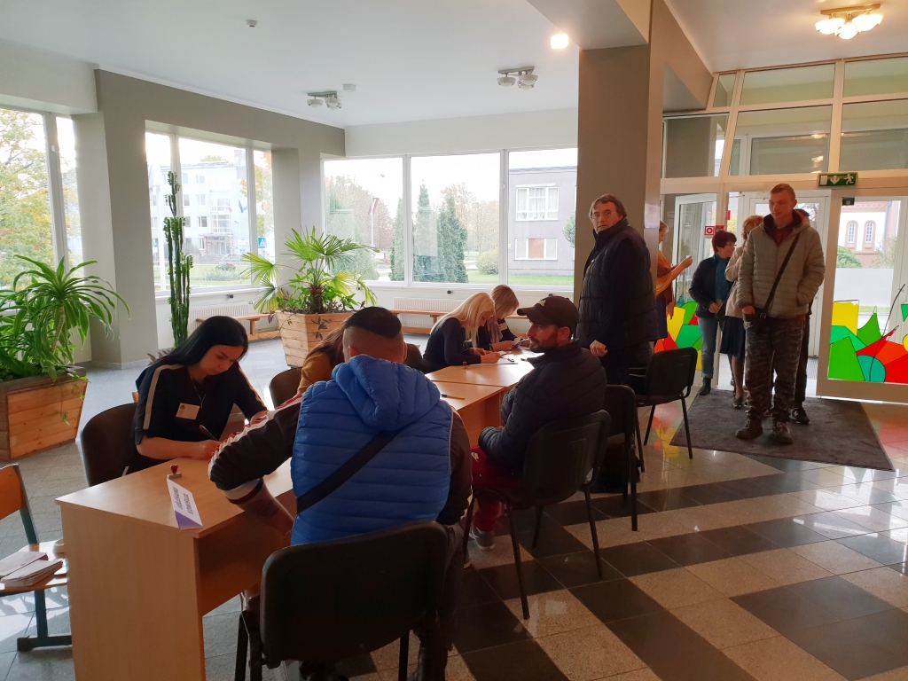 Bauskas novada 341. vēlēšanu iecirknī ik pa laikam veidojās neliela rinda.
Autors: www.bauskasdzive.lv